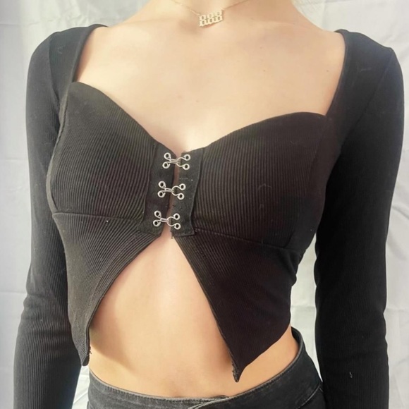 Princess Polly Tops - Princess Polly black Hook Closure long sleeve crop top size 8